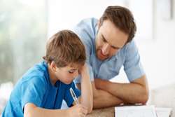 مشارکت والدین در تکالیف باید با هدایت باشد، نه جایگزینی